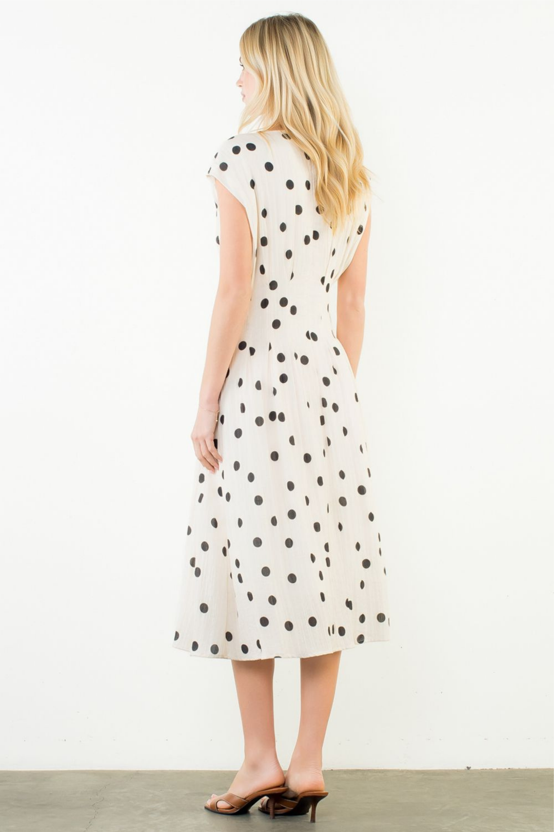 v neck polka dot dress Short Sleeve Polka Dot V-Neck Dress – Edie Boutique