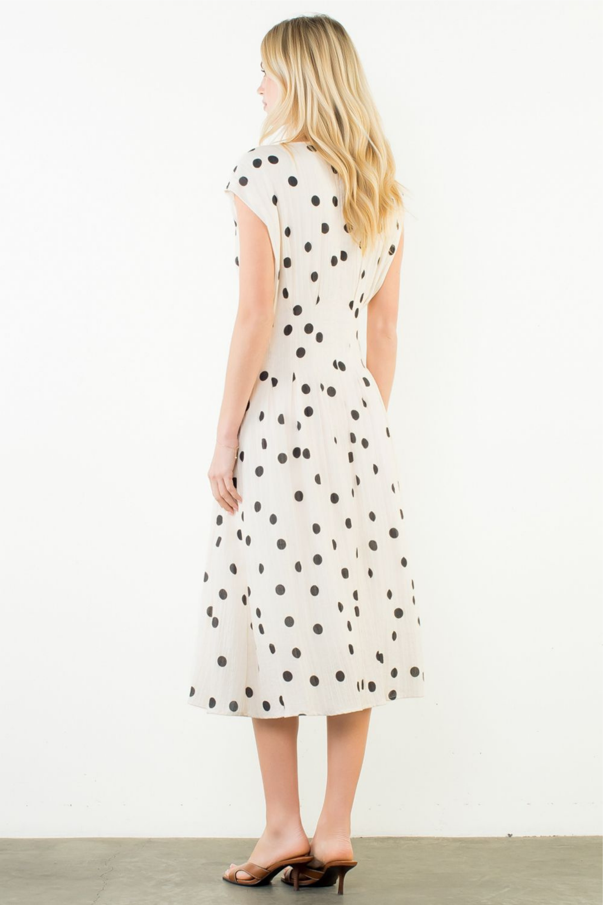 v neck polka dot dress Short Sleeve Polka Dot V-Neck Dress – Edie Boutique